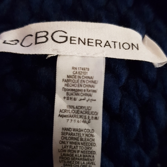 BCBGeneration women's hat big red Pom pom Macy's Exclusive - Picture 5 of 7